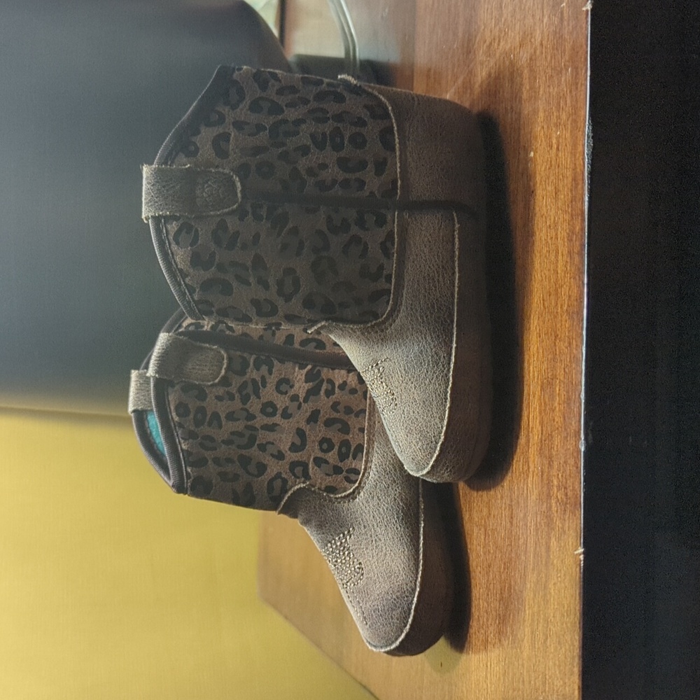 Leopard Print Kids Boots - Picture 2 of 3